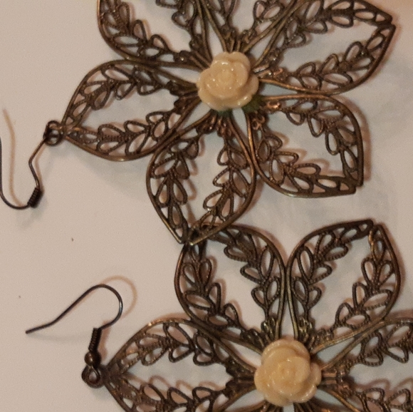 Jewlery Earrings - Picture 2 of 4